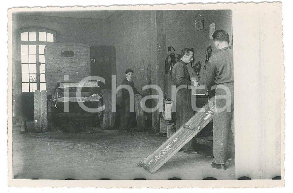 Fotografia d epoca originale 1955 ca MILANO Interno di una carrozzeria Fotografia anonima 13x8 cm 1