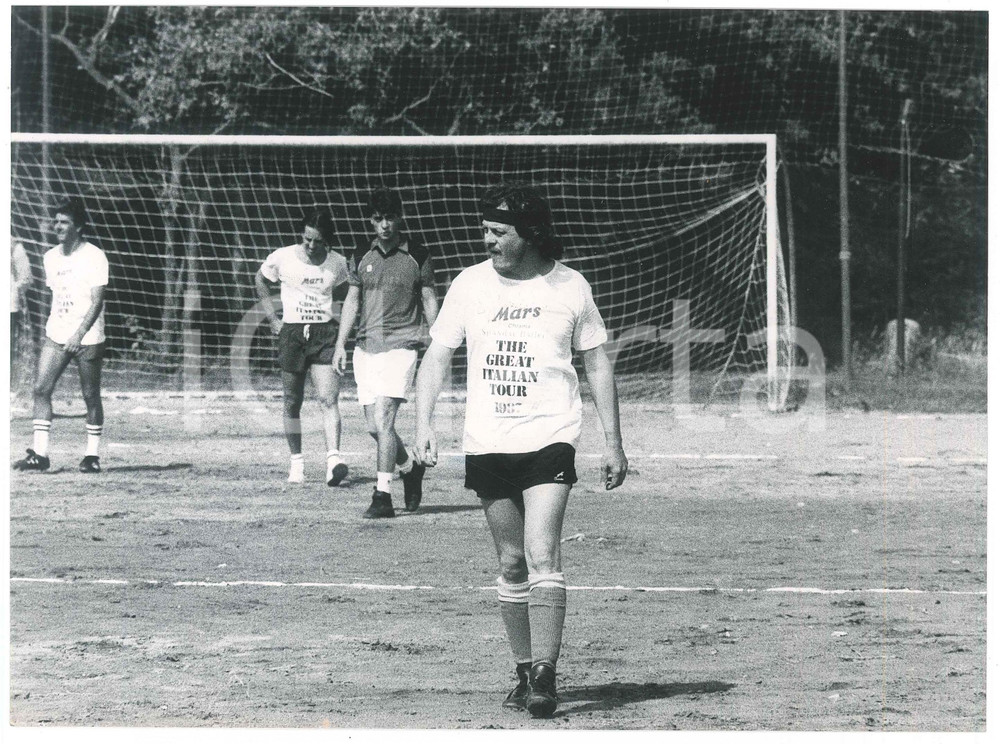 Fotografia d epoca originale 1987 ITALIA Cantante ZUCCHERO gioca a calcio  Tour SPANDAU BALLET Foto 1 1