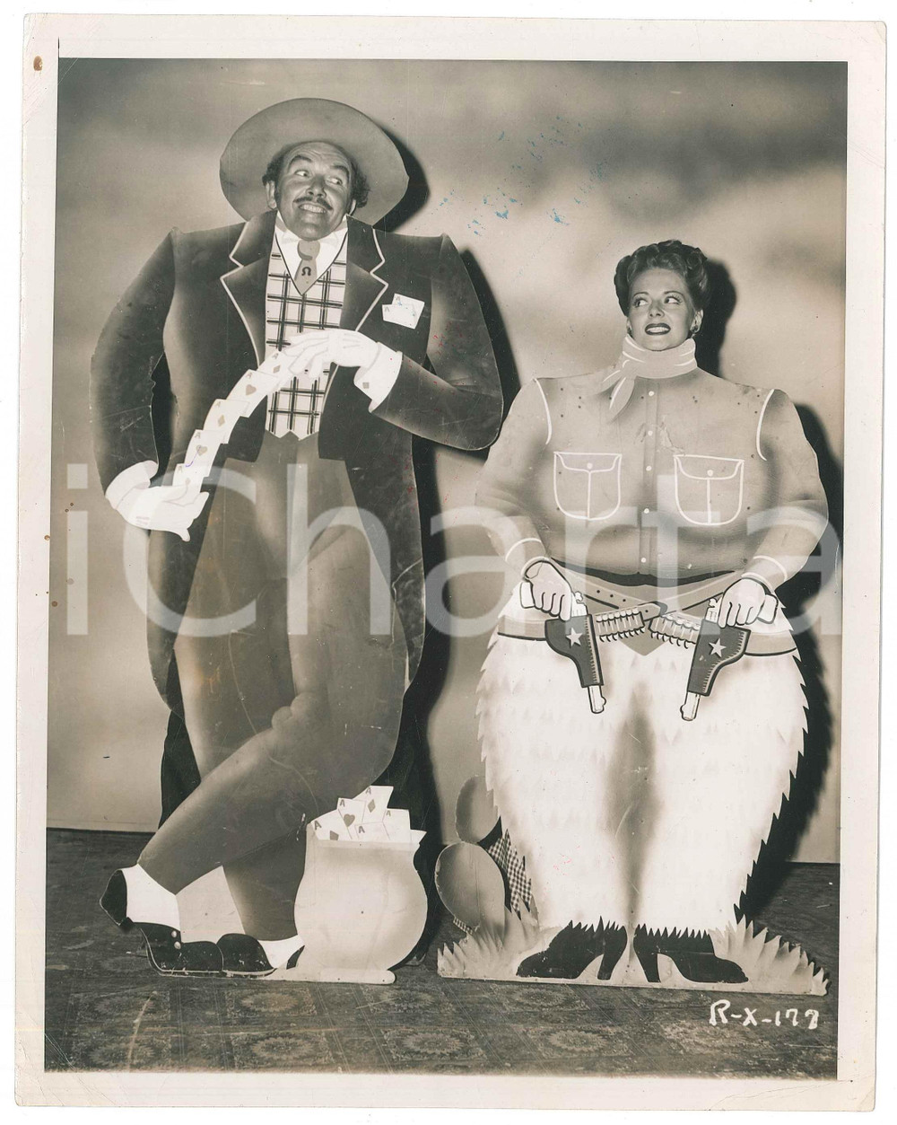 Fotografia d epoca originale 1940 ca ITALIA  CARICATURA  Coppia con sagome Far West Foto 20x23 cm 1