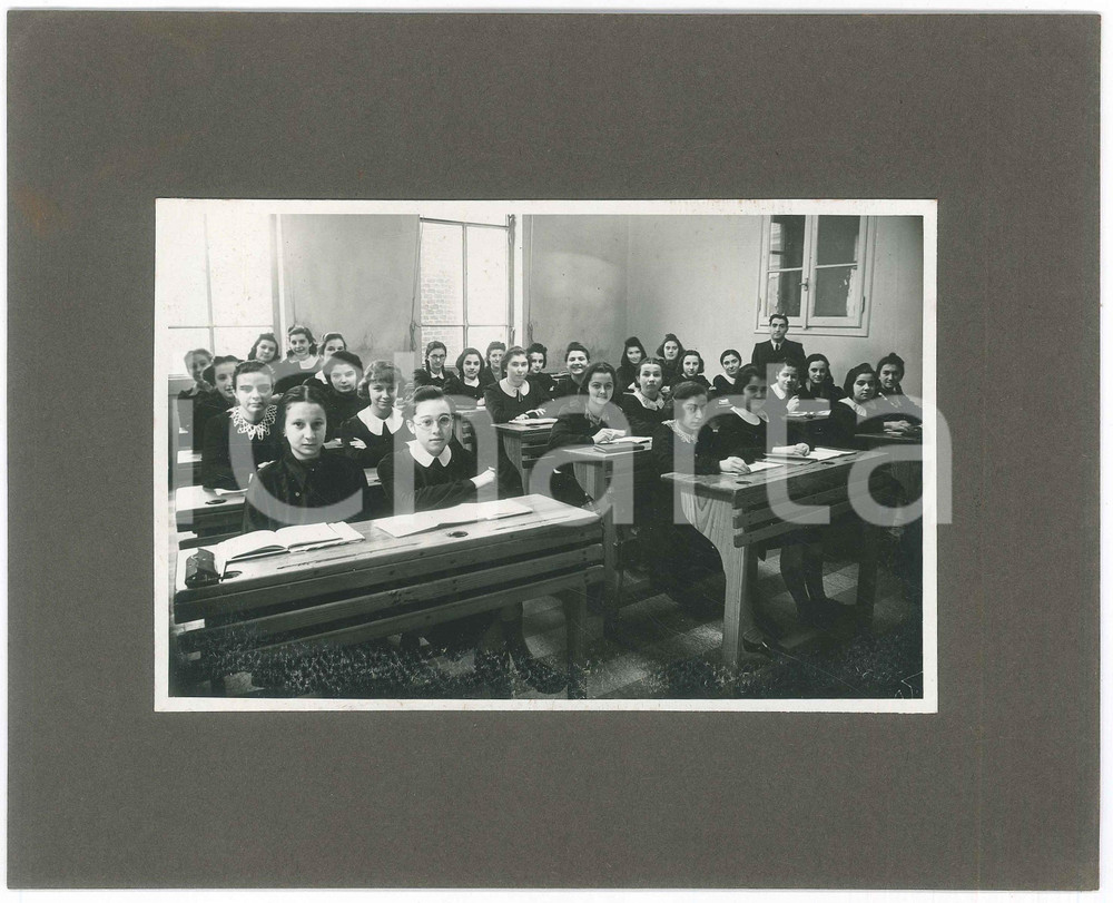 Fotografia d epoca originale 1930 ca MILANO  SCUOLA FEMMINILE Studentesse ai banchi  Foto di classe 24x19 1