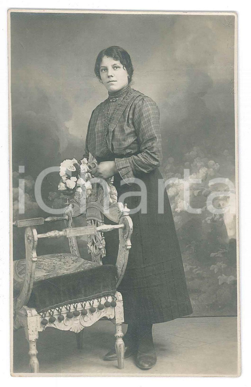 Fotografia d epoca originale 1920 ca BRESCIA Donna con bouquet di fiori  Ritratto FOTOLAMPO Foto 8x13 cm 1