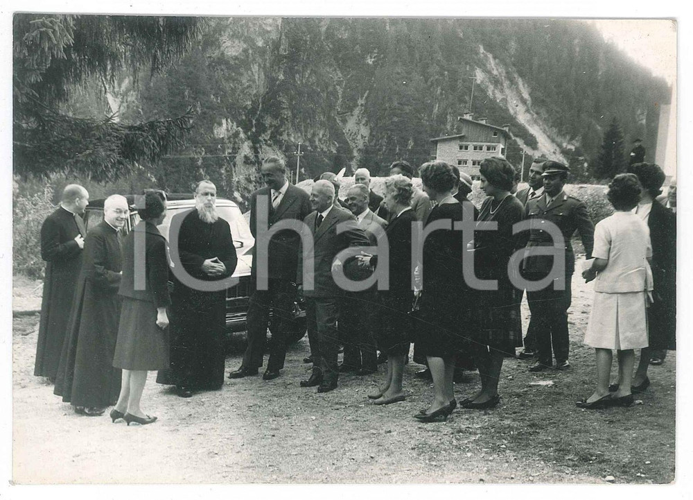 Fotografia d epoca originale 1960 ca AURONZO DI CADORE Vescovo visita Colonia CIF Foto Cav. Marco Z. BONEL 1