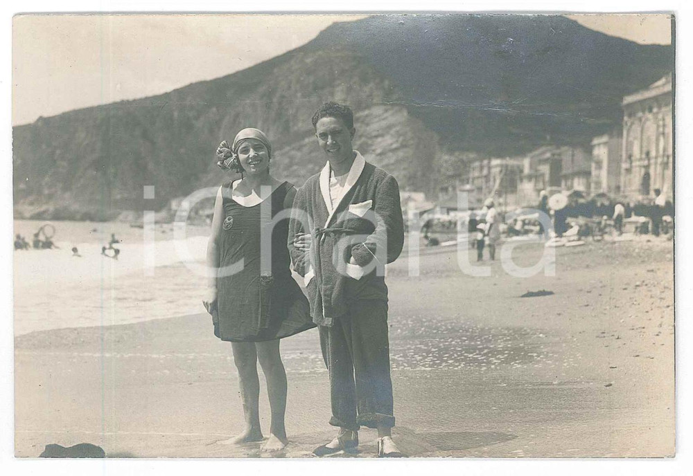 Fotografia d epoca originale 1920 ca LIGURIA Moglie e marito sulla spiaggia  Foto D. REGIS  TORINO 13x9 cm 1
