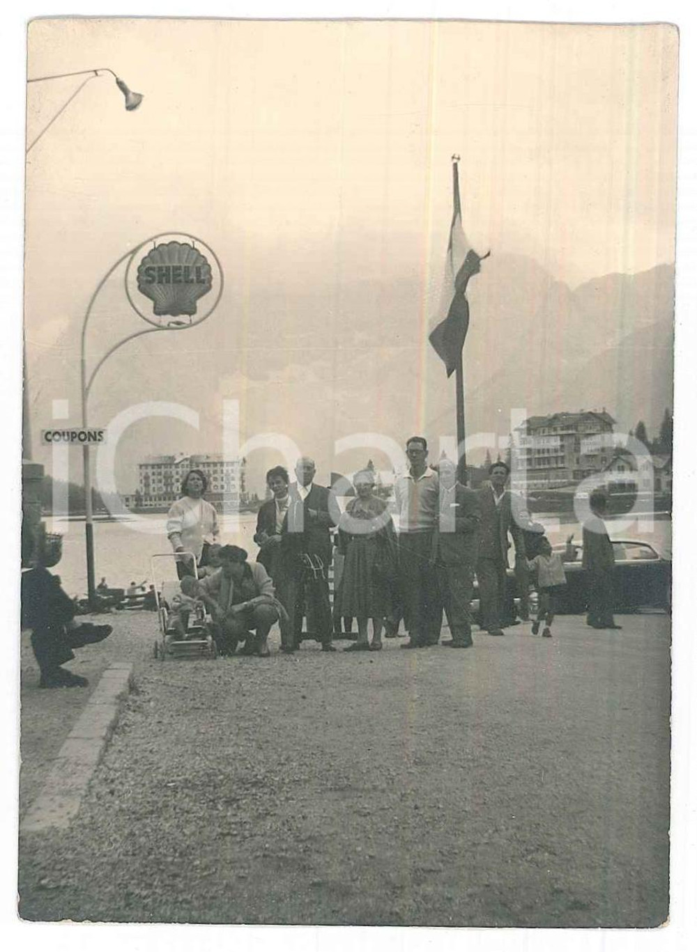 Fotografia d epoca originale 1957 AURONZO DI CADORE Gita la Lago di Misurina  Benzinaio SHELL Foto 7x10 cm 1