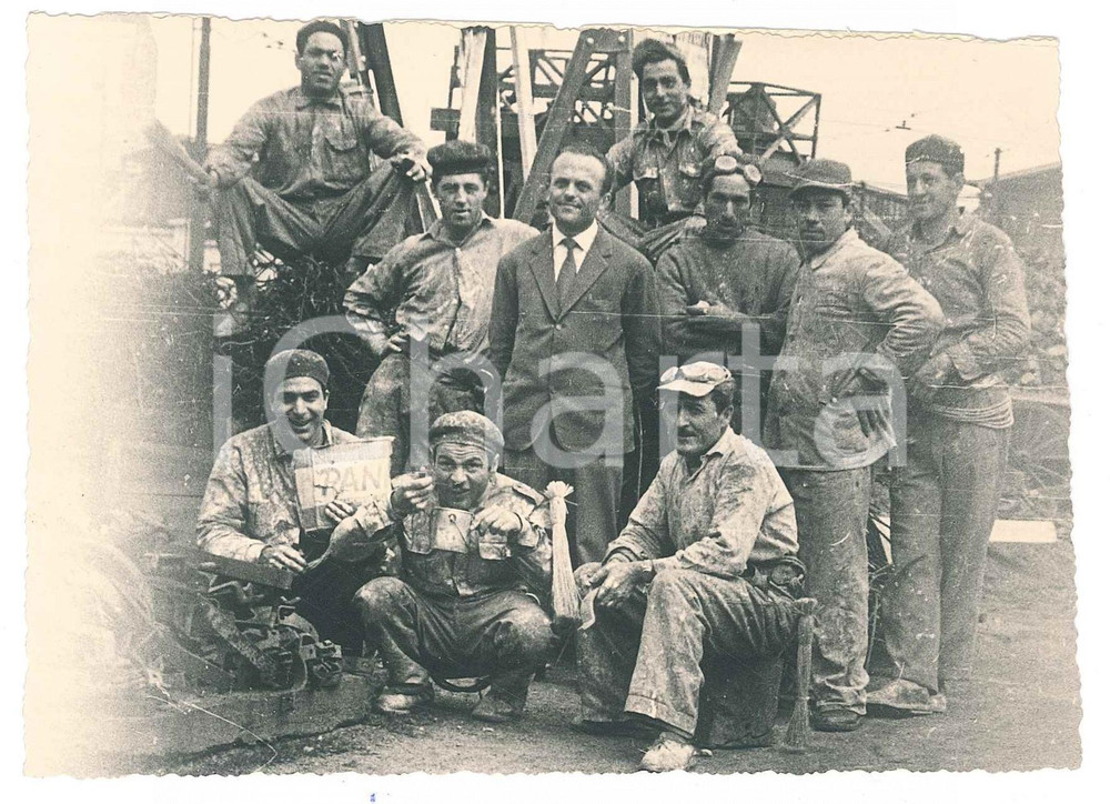 Fotografia d epoca originale 1957 TORINO Operai in un cantiere  Foto di gruppo 14x10 cm 1