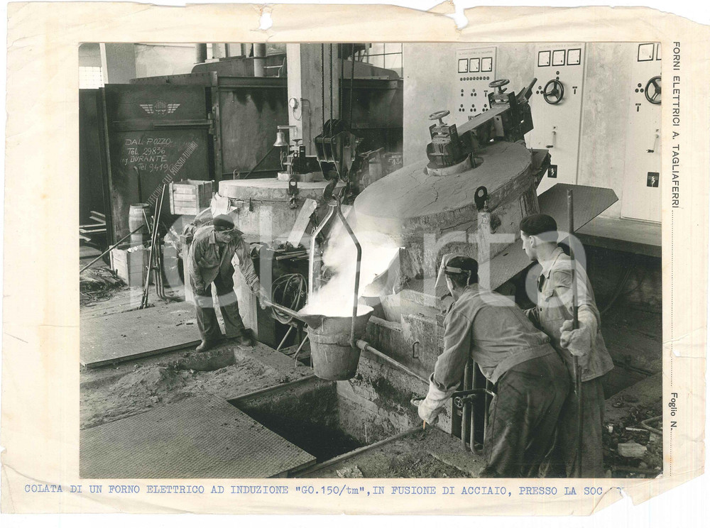 Fotografia d epoca originale 1962 TRIESTE Fonderia ORION Colata di un forno elettrico  Foto POZZAR 28x20 1