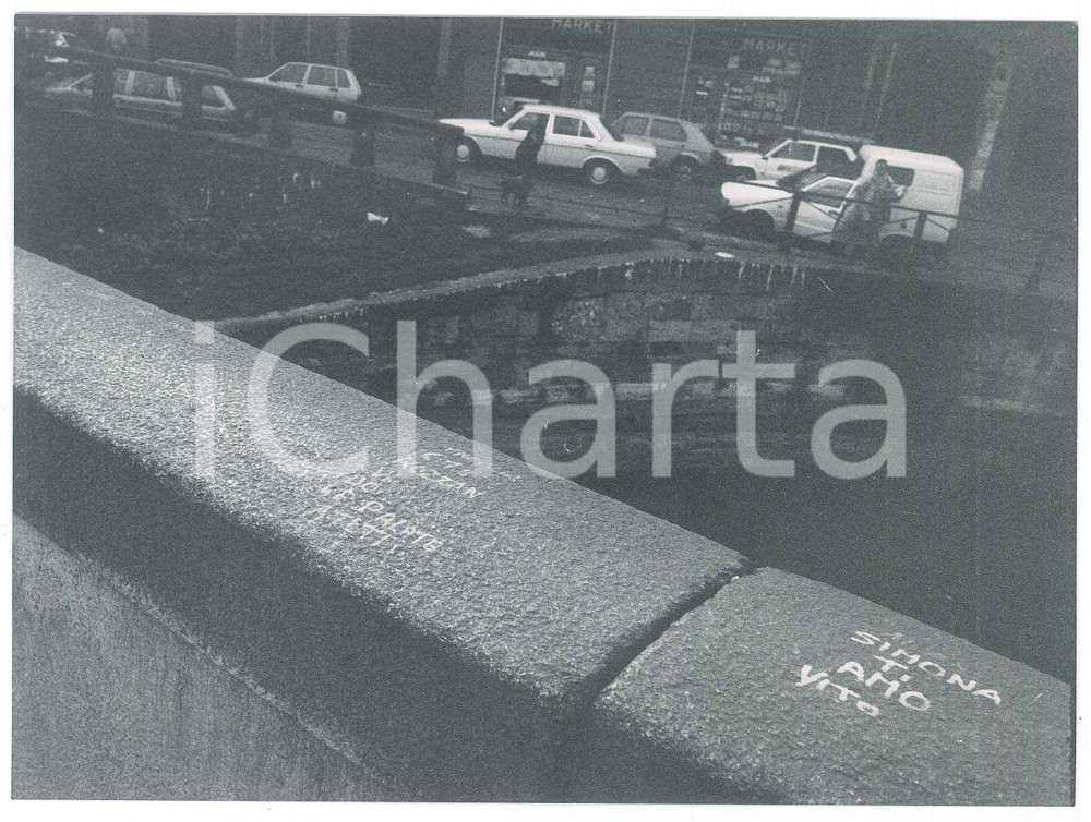 Fotografia d epoca originale 1975 ca MILANO Naviglio Grande  Simona ti amo  Foto 24x17 cm 1
