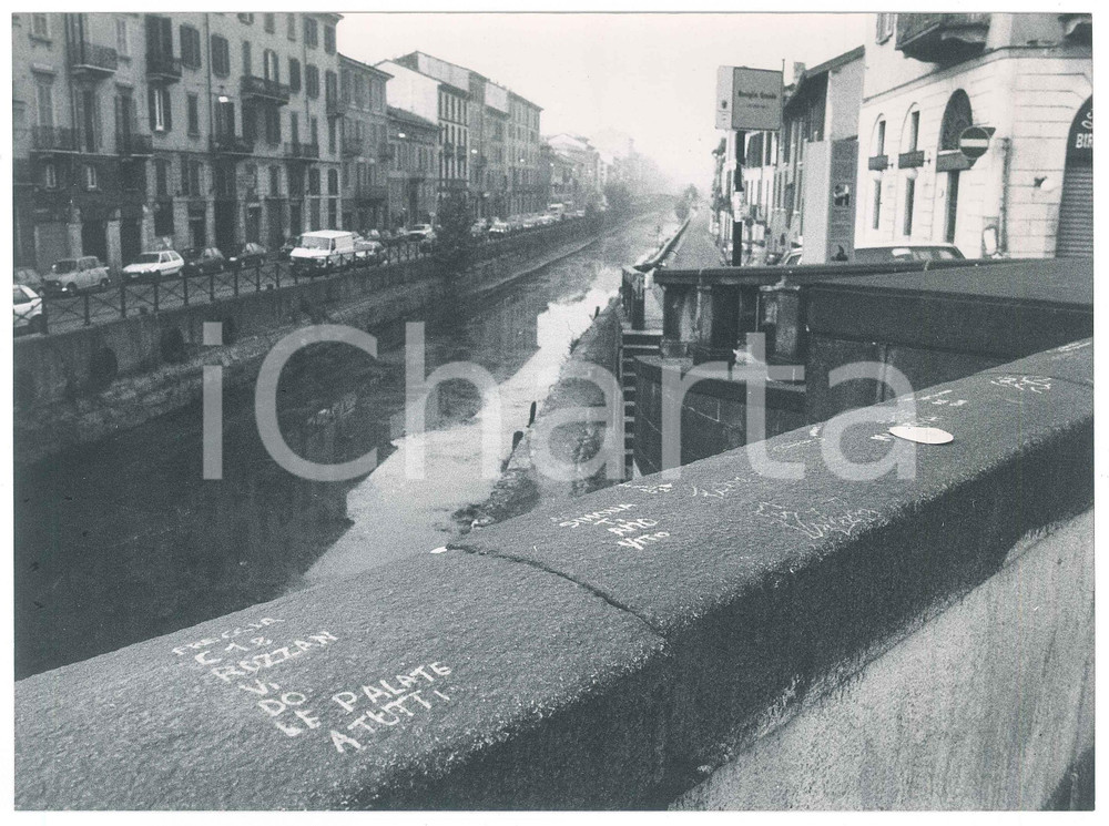 Fotografia d epoca originale 1975 ca MILANO Naviglio Grande  Vi do le palate a tutti  Foto 24x17 cm 1