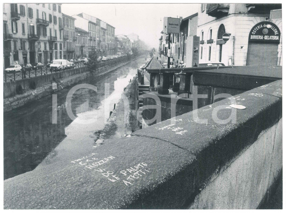 Fotografia d epoca originale 1975 ca MILANO Naviglio Grande  Vi do le palate a tutti  Foto 24x17 cm 1 1