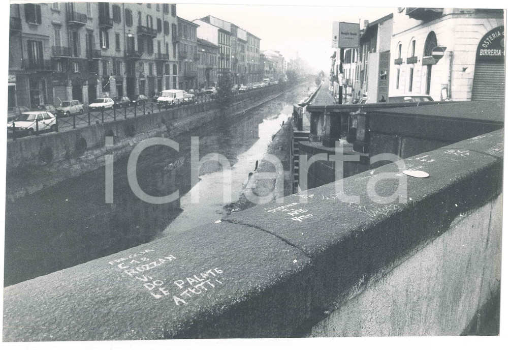 Fotografia d epoca originale 1975 ca MILANO Naviglio Grande  Vi do le palate a tutti  Foto 30x20 cm 2 1