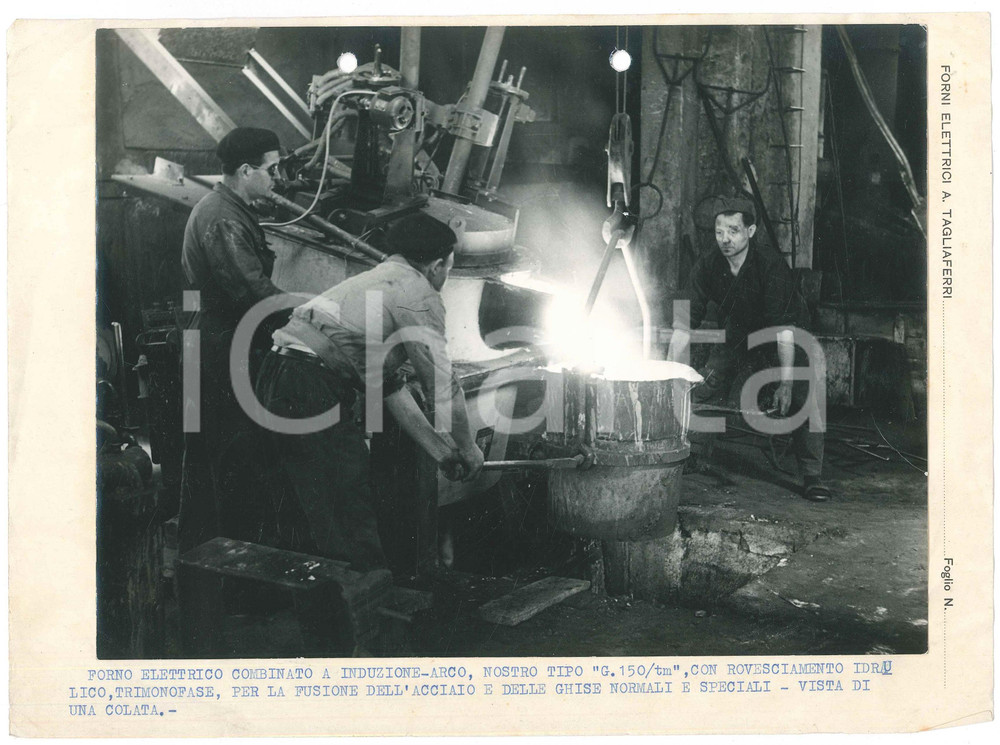 Fotografia d epoca originale 1955 ca MILANO Forni elettrici A. TAGLIAFERRI Vista di una colata  Foto 28x20 1