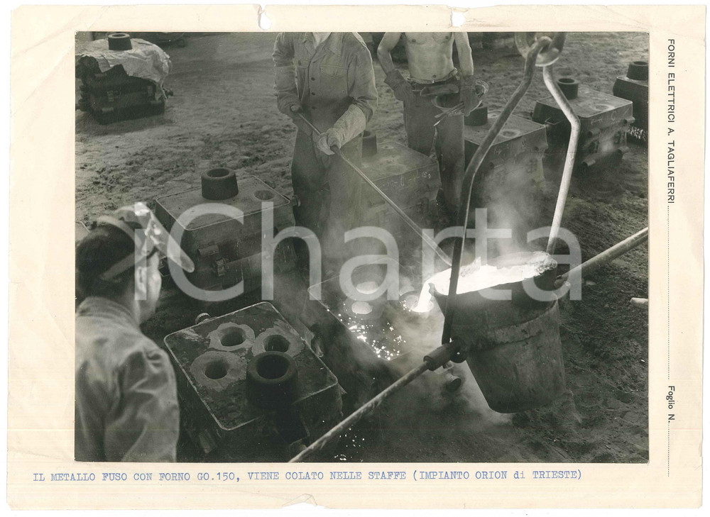 Fotografia d epoca originale 1962 TRIESTE Fonderia ORION Metallo fuso colato nelle staffe  Foto POZZAR 28x20 1