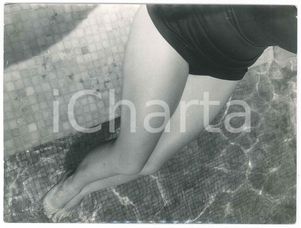 Fotografia d epoca originale 1960 ca EROTICA VINTAGE Girl in swimsuit dips her feet in the pool  Photo 18x24 1