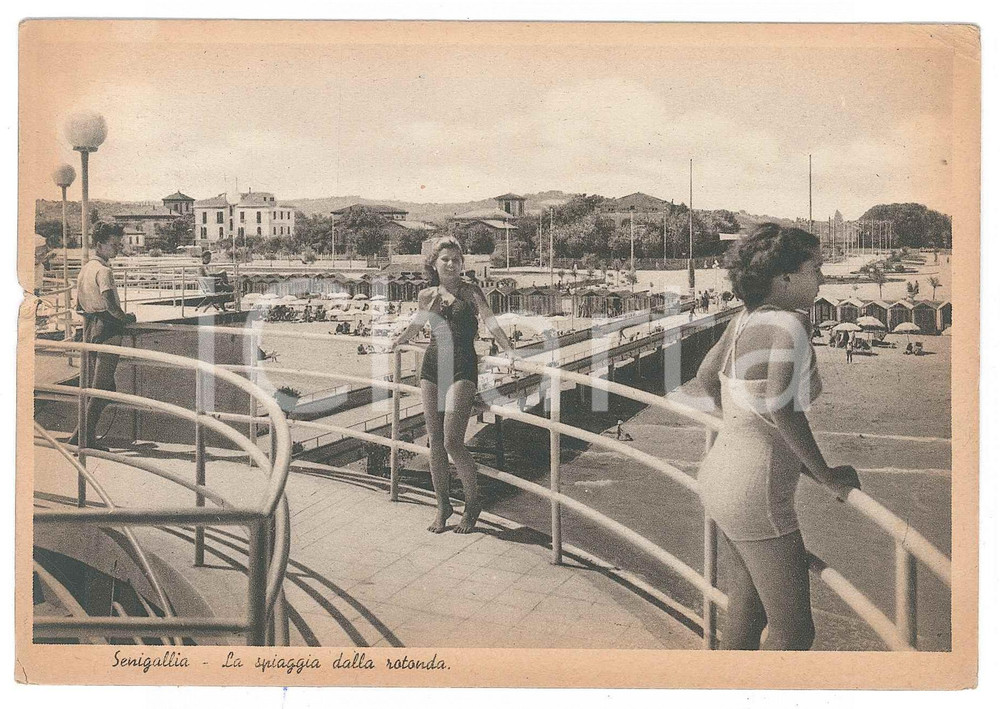 Cartolina originale da collezione 1946 SENIGALLIA Ragazze in costume da bagno sulla rotonda a mare  Cartolina FG 1