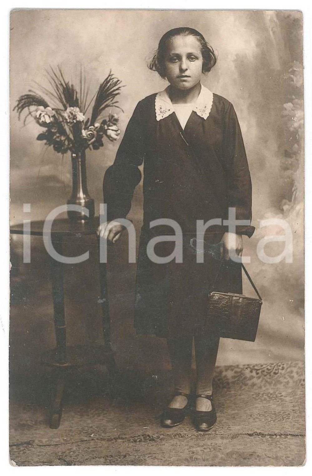 Fotografia d epoca originale 1920 ca TORRE PELLICE Ragazza con borsa  Foto LA FAVORITA di Pietro GENERO 1