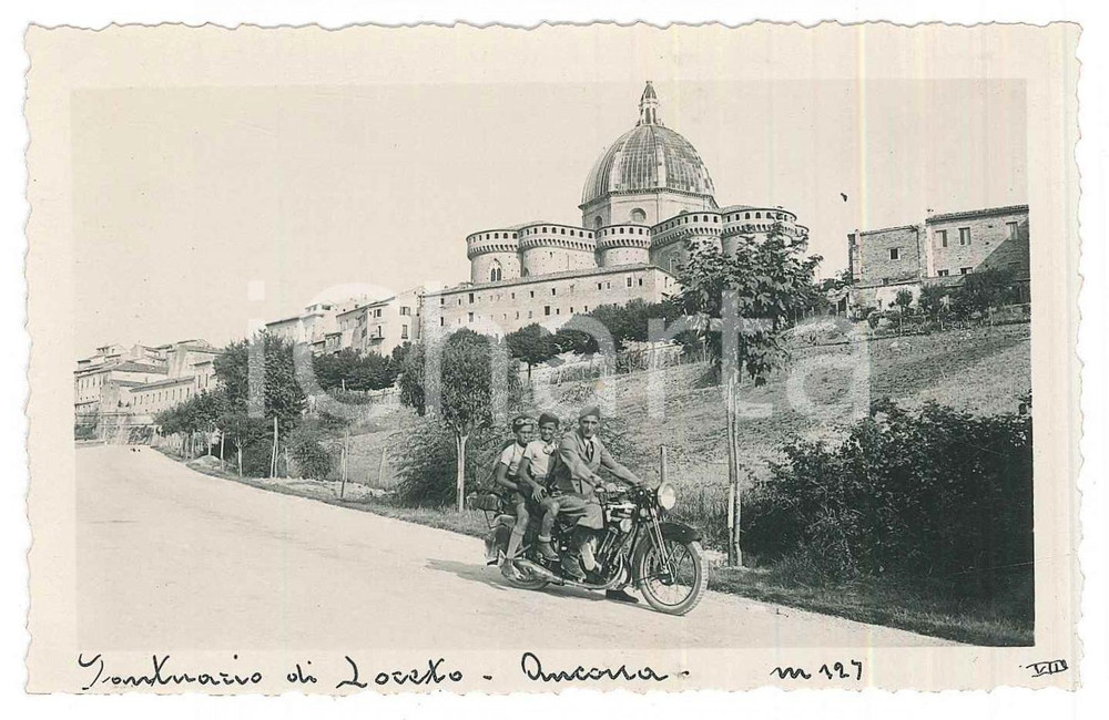Fotografia d epoca originale 1935 ca SANTUARIO DI LORETO Gita in moto NEW IMPERIAL Foto 11x7 cm 1