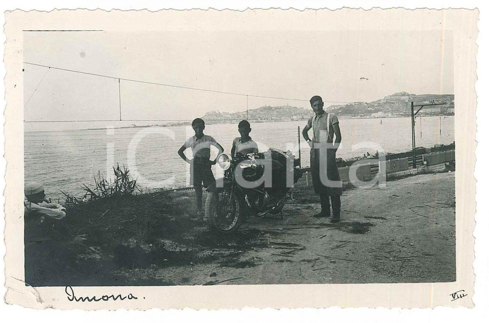 Fotografia d epoca originale 1935 ca ANCONA Lungomare  Gita in moto NEW IMPERIAL Foto 11x7 cm 1
