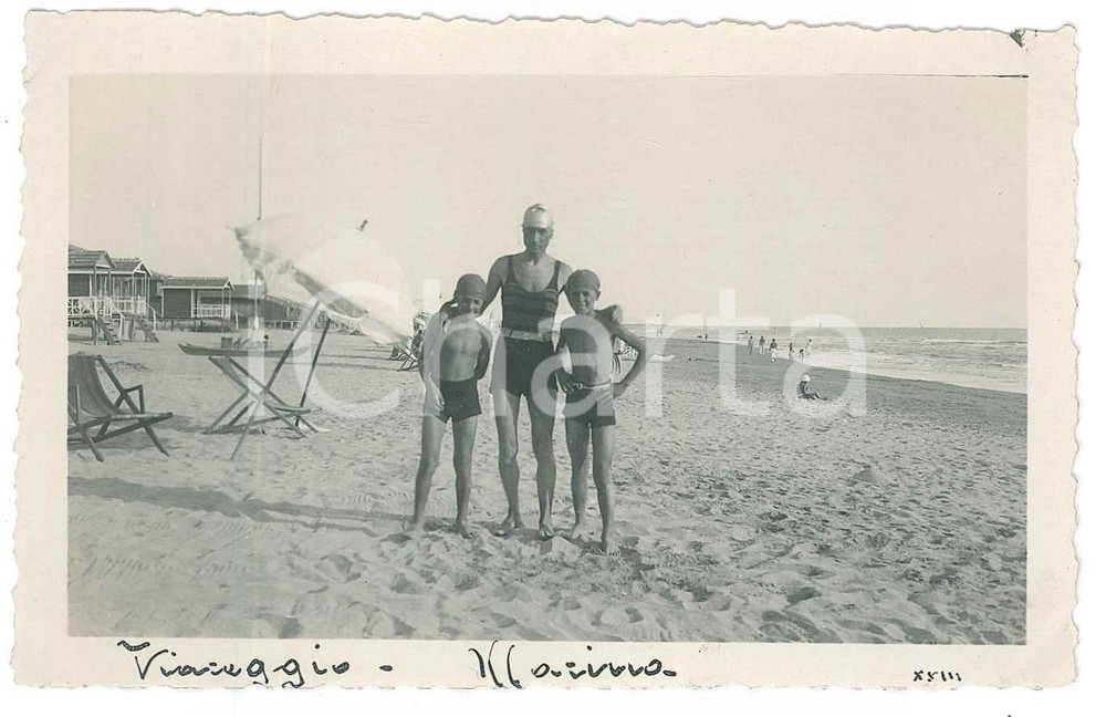 Fotografia d epoca originale 1935 ca VIAREGGIO LU Padre e figli in spiaggia  Foto 11x7 cm 1