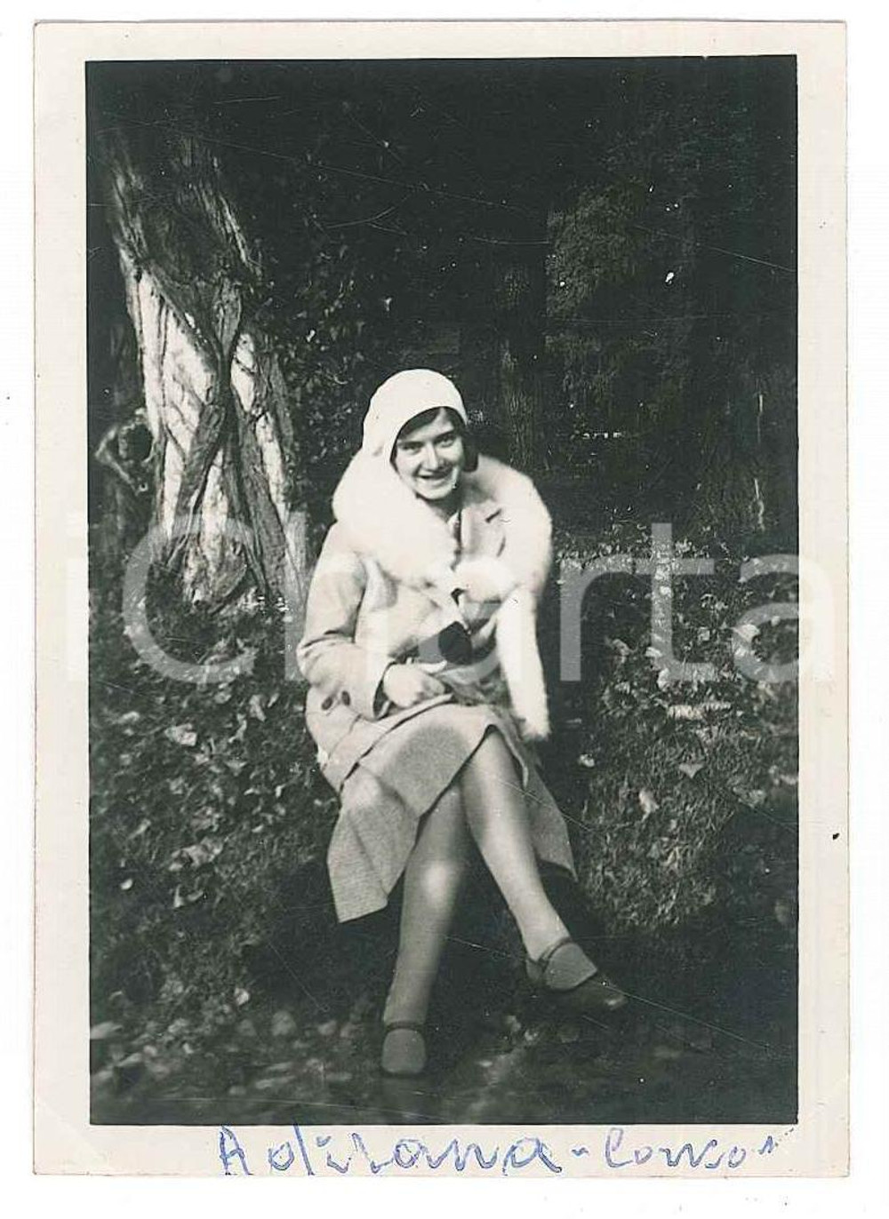 Fotografia d epoca originale 1935 ca MILANO Giardini pubblici  Donna con collo in pelliccia  Foto 7x8 cm 1