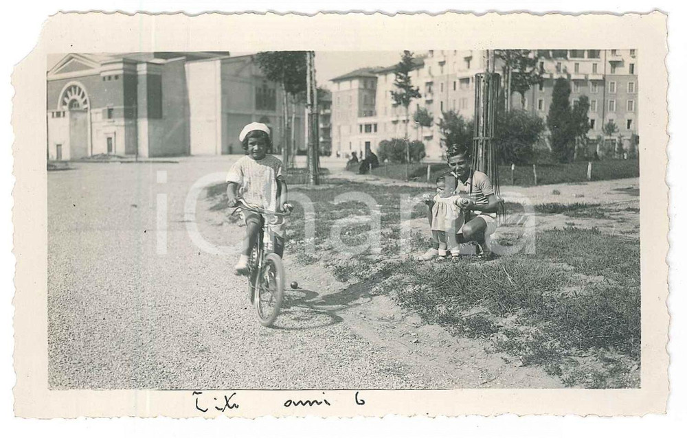 Fotografia d epoca originale 1935 ca MILANO ? Bambina in bicicletta  Foto 11x7 cm 1