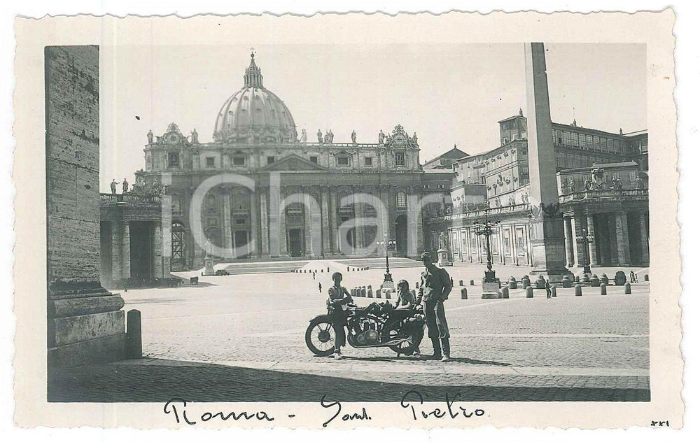 Fotografia d epoca originale 1935 ca ROMA Piazza San Pietro  Gita in moto NEW IMPERIAL Foto 11x7 cm 1