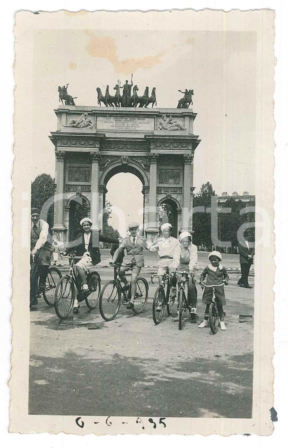 Fotografia d epoca originale 1935 ca MILANO Famiglia in bicicletta all Arco della Pace  Foto 7x11 cm 1