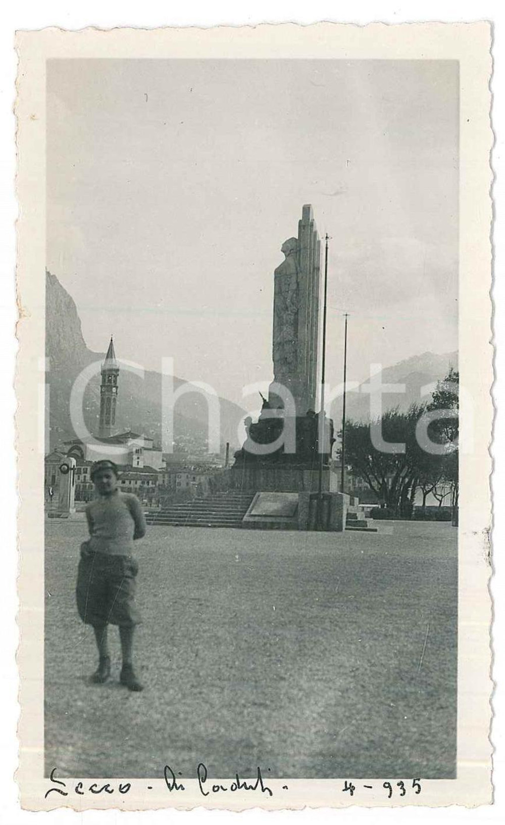 Fotografia d epoca originale 1935 LECCO Monumento ai Caduti  Bambino in visita  Foto 7x11 cm 1