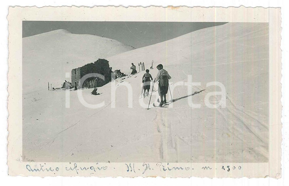 Fotografia d epoca originale 1935 ca PREALPI  MONTE SAN PRIMO Sciatori all antico rifugio  Foto 11x7 cm 1