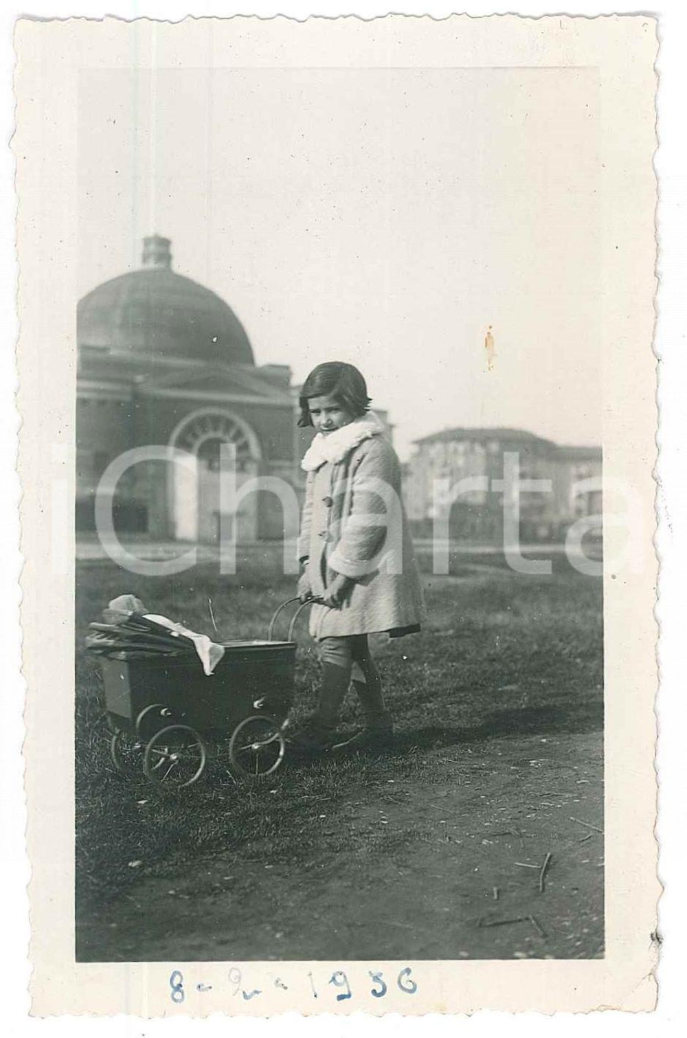 Fotografia d epoca originale 1935 ca MILANO ? Bambina con carrozzina giocattolo  Foto 7x11 cm 1
