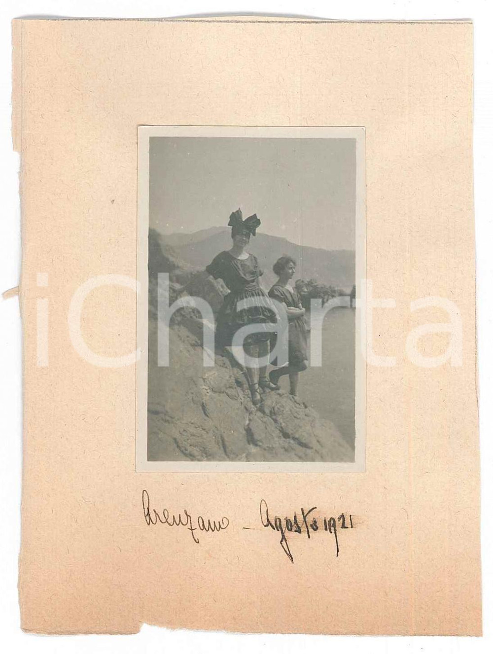 Fotografia d epoca originale Agosto 1921 ARENZANO GE Donne sulla scogliera  Foto 9x11 cm 1