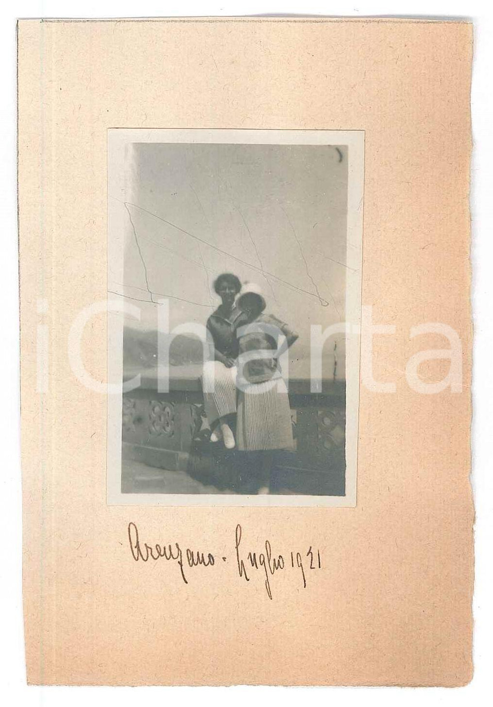 Fotografia d epoca originale 1921 ARENZANO GE Due donne in posa sul lungomare  Foto 8x11 cm 1
