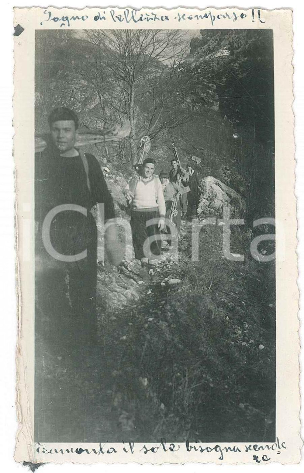 Fotografia d epoca originale 1935 ca PREALPI Sciatori percorrono un sentiero con attrezzatura  Foto 7x11 1