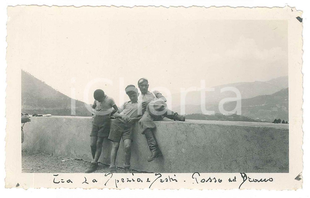 Fotografia d epoca originale 1935 ca LA SPEZIA Tre ragazzi al PASSO DEL BRACCO Foto di gruppo 11x7 cm 1