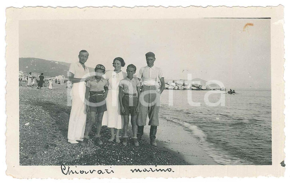Fotografia d epoca originale 1935 ca MARINA DI CHIAVARI Famiglia in spiaggia  Foto di gruppo 11x7 cm 1