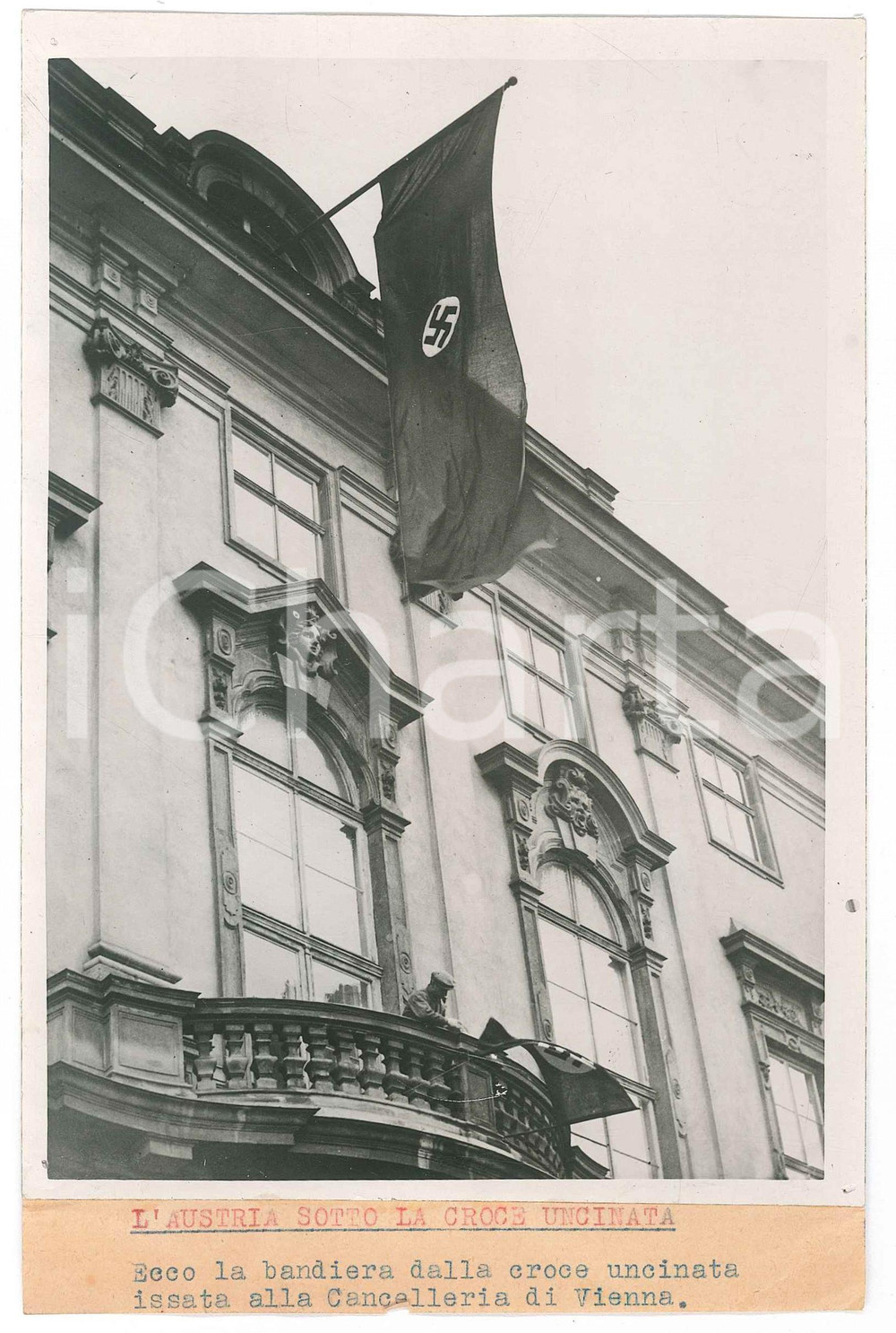 Fotografia d epoca originale 1938 ANSCHLUSS  WIEN  La bandiera nazista issata sulla Cancelleria  Foto 1