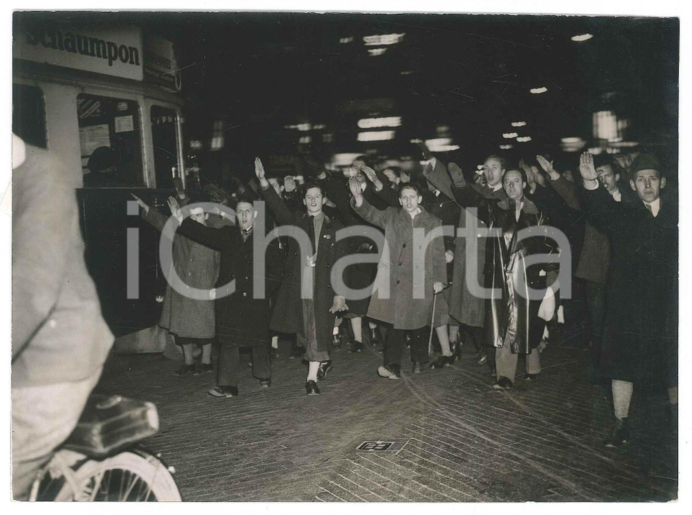 Fotografia d epoca originale Febbraio 1938 VIENNA Manifestazione pro nazismo in strada  Foto 18x13 cm 1