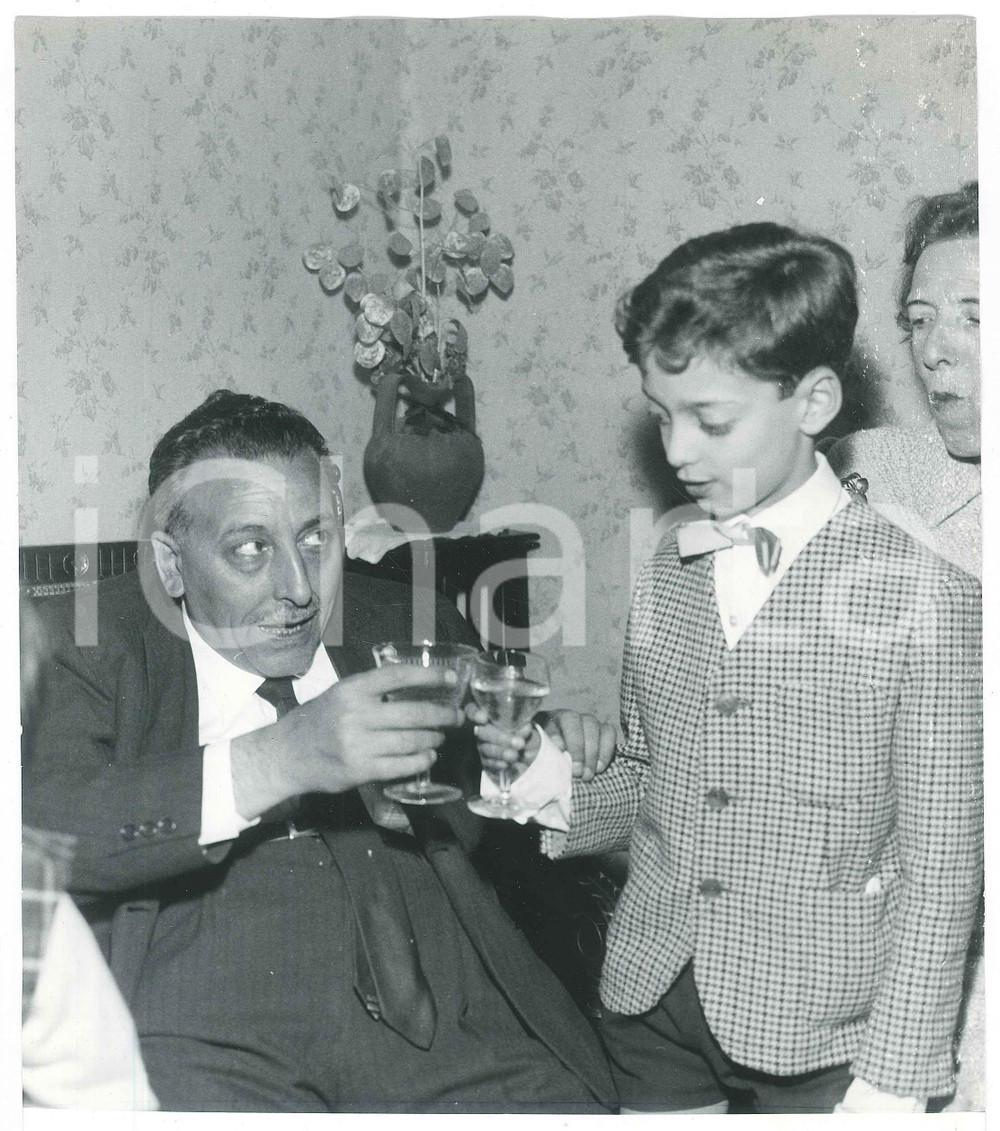 Fotografia d epoca originale 1965 ca JOLLY CLUB Mario ANGIOLINI a un evento in famiglia Foto 18x24 1