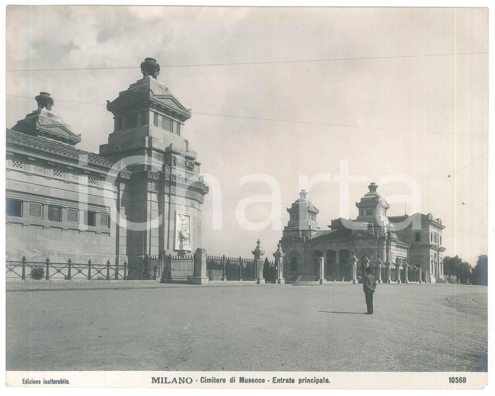 Fotografia d epoca originale 1920 ca MILANO Anziano al Cimitero di MUSOCCO Foto seriale 10568  24x19 cm 1