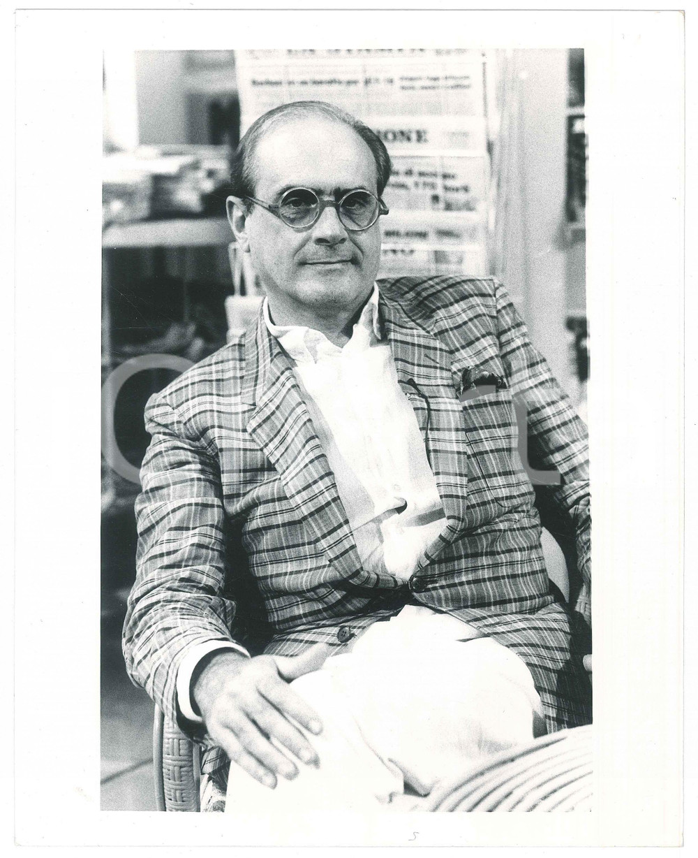 Fotografia d epoca originale 1990 ca TELEVISIONE Mario BIONDI ospite in studio televisivo  Foto 20x25 cm 1 1