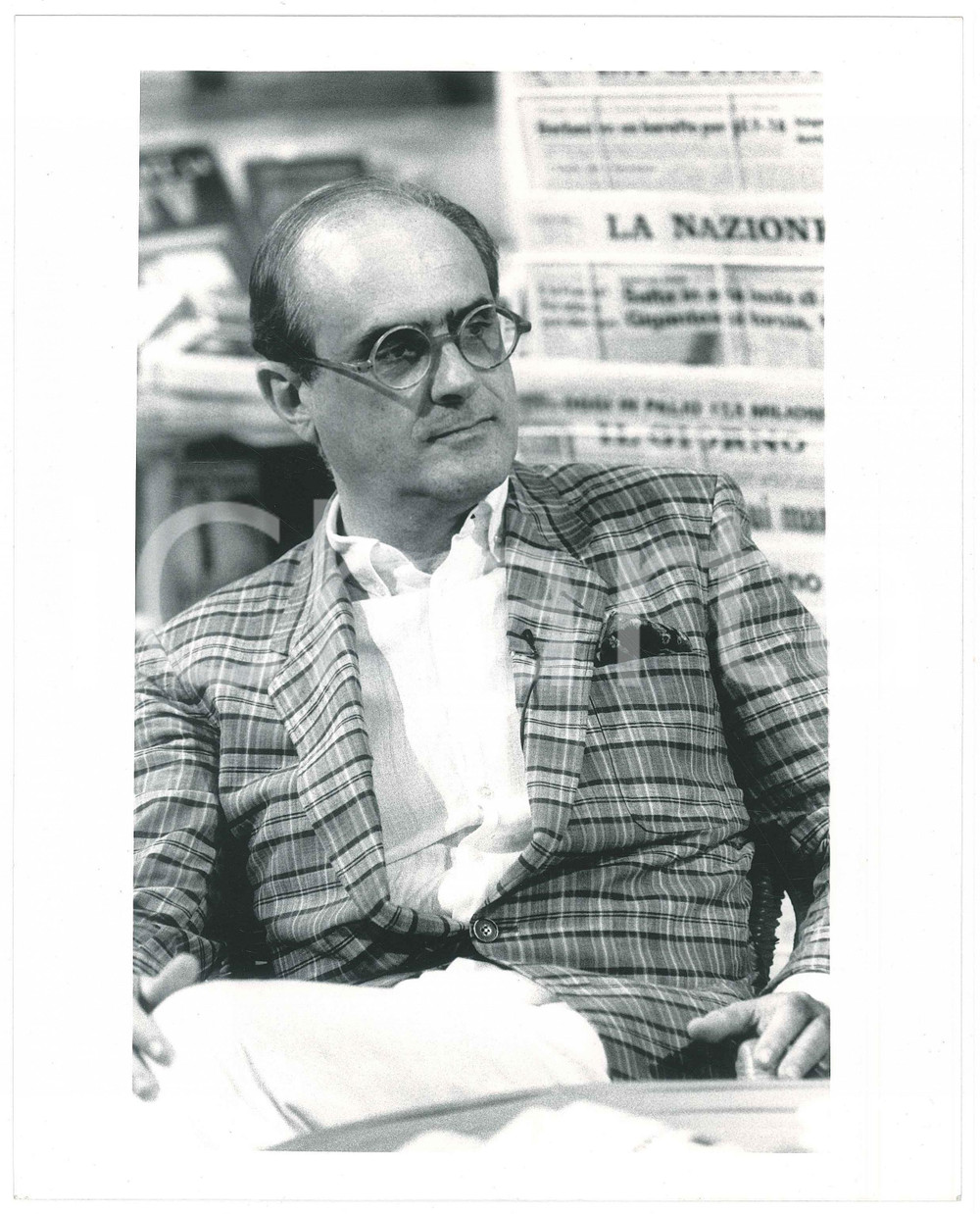 Fotografia d epoca originale 1990 ca TELEVISIONE Mario BIONDI ospite in studio televisivo  Foto 20x25 cm 2 1