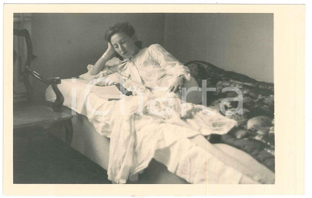 Fotografia d epoca originale 1940 ca MILANO Adriana GHERARDI traduttrice e scrittrice  Ritratto sul divano 1