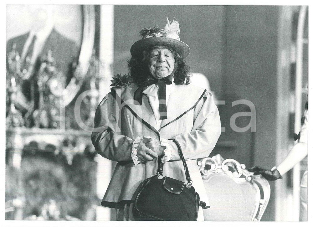 Fotografia d epoca originale 1988 TEATRO Una zingara m ha detto Gino BRAMIERI in costume femminile  Foto 1