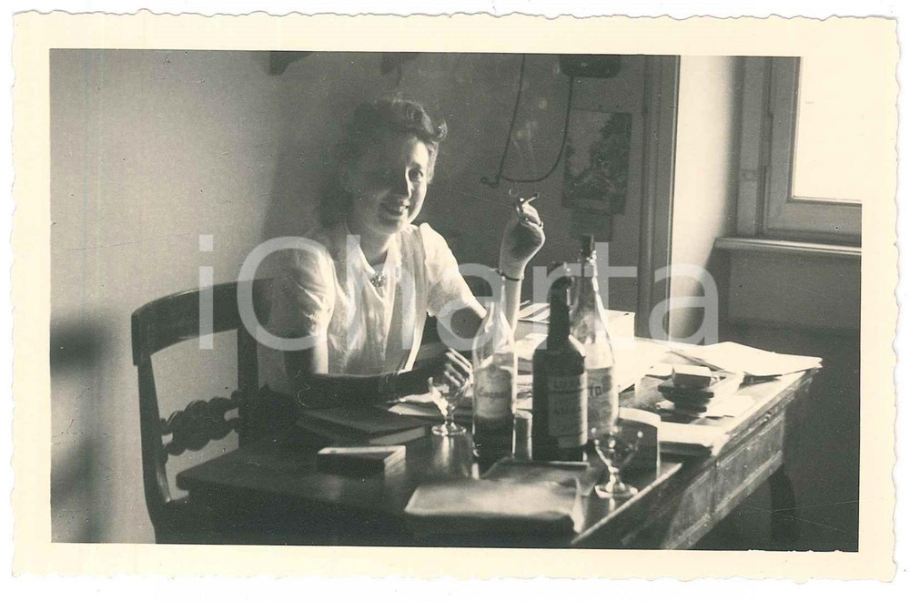 Fotografia d epoca originale 1940 ca MILANO Adriana GHERARDI traduttrice e scrittrice alla scrivania 2 1