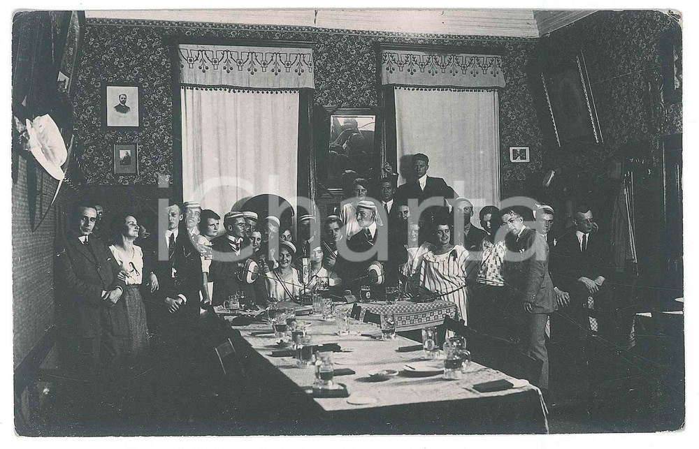 Fotografia d epoca originale 1920 ca MANNHEIM D Young group in a restaurant  Swordsmen Photo postcard 1
