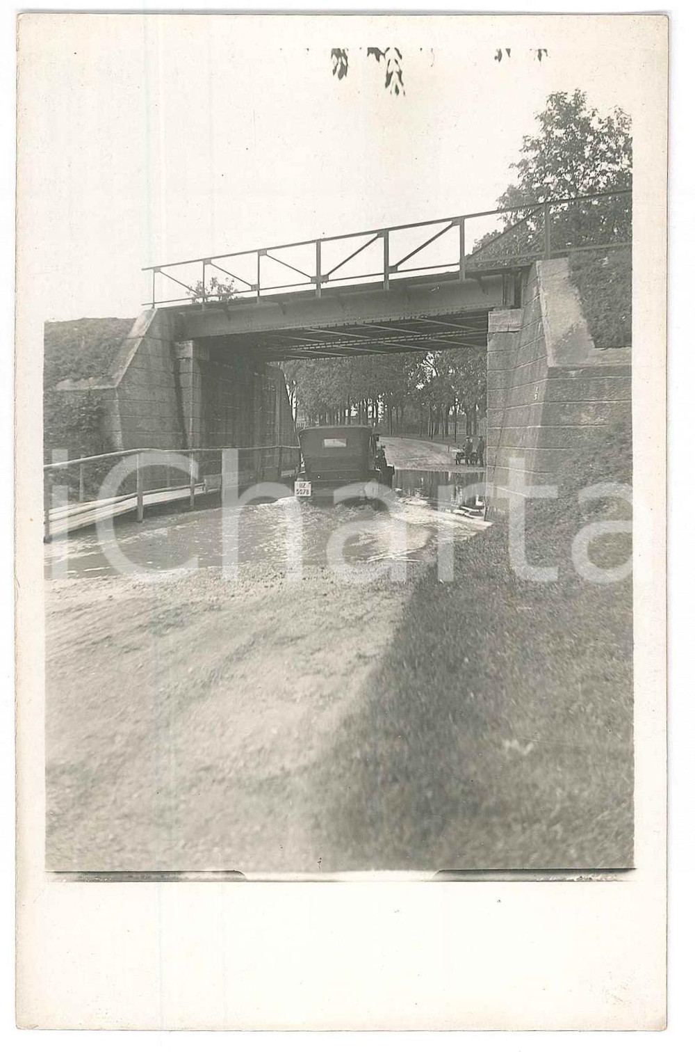 Fotografia d epoca originale 1920 ca GERMANIA  TRASPORTI  Automobile in sottopasso allagato Foto 9x14 cm 1