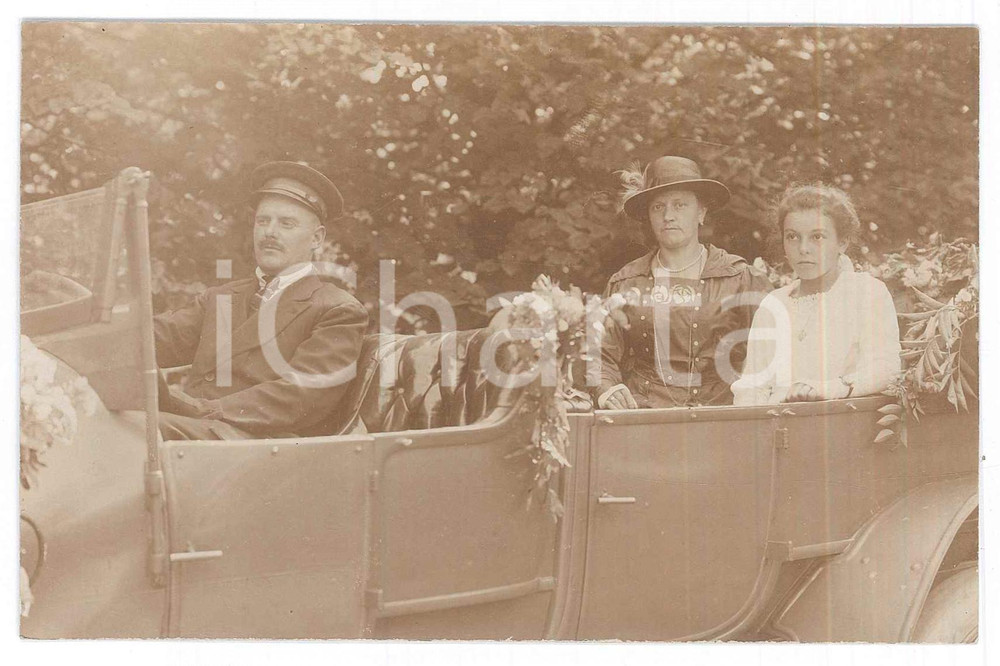 Fotografia d epoca originale 1920 ca GERMANIA Madre e figlia in automobile con addobbi floreali Foto anonima 1