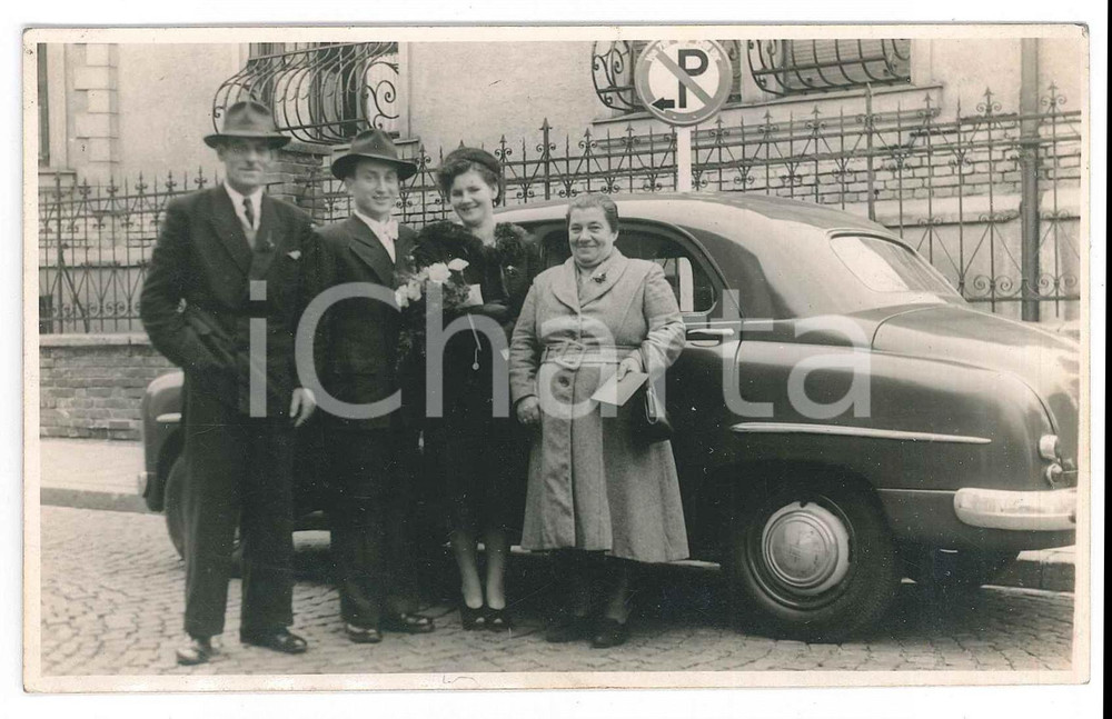 Fotografia d epoca originale 1954 MUNCHEN Famiglia con automobile  Ritratto  Foto cartolina BROKER 14x9 cm 1