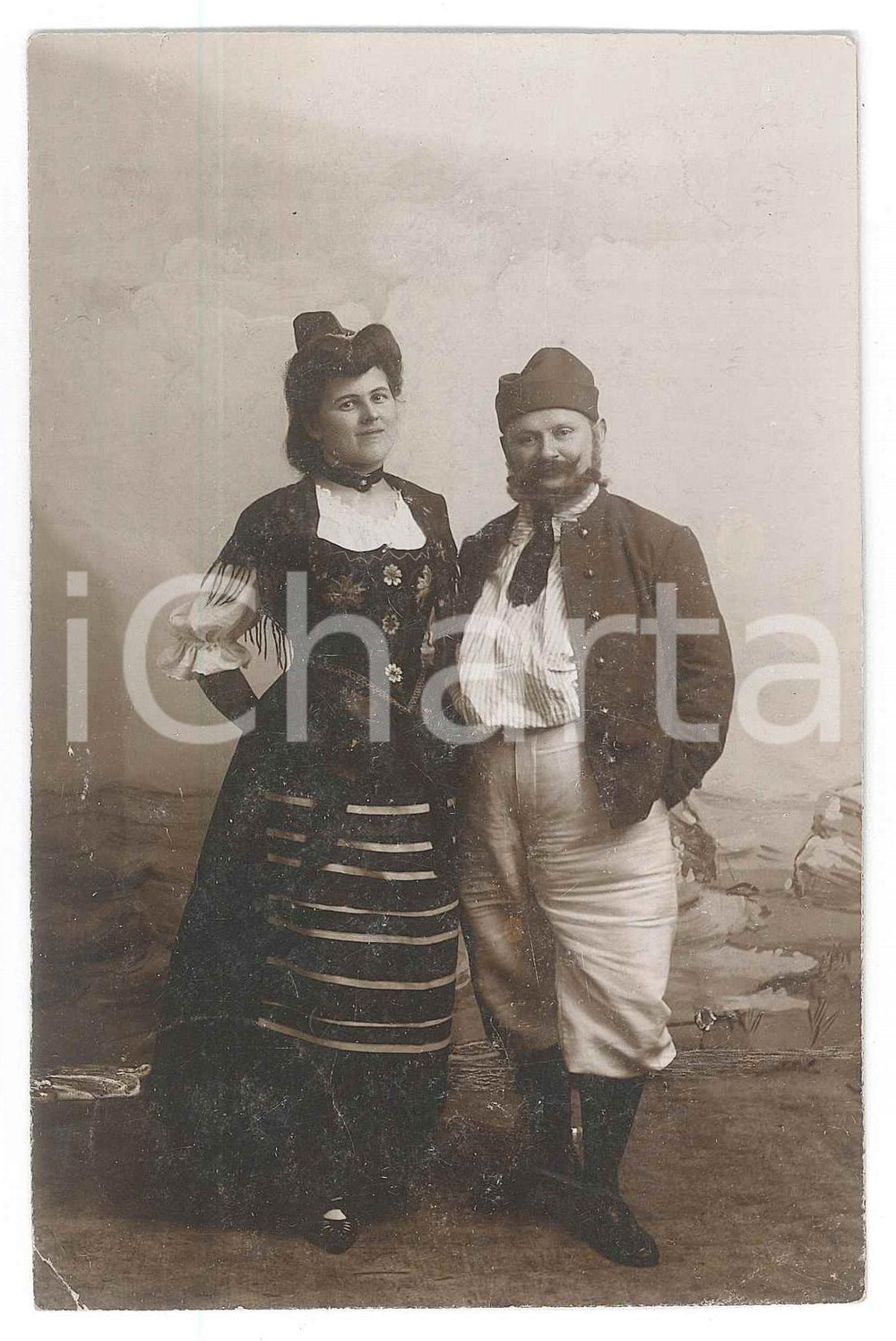 Fotografia d epoca originale 1909 COSTUMI  GERMANIA  GUSSNITZ  Coppia in abiti tradizionali Foto 9x14 cm 1
