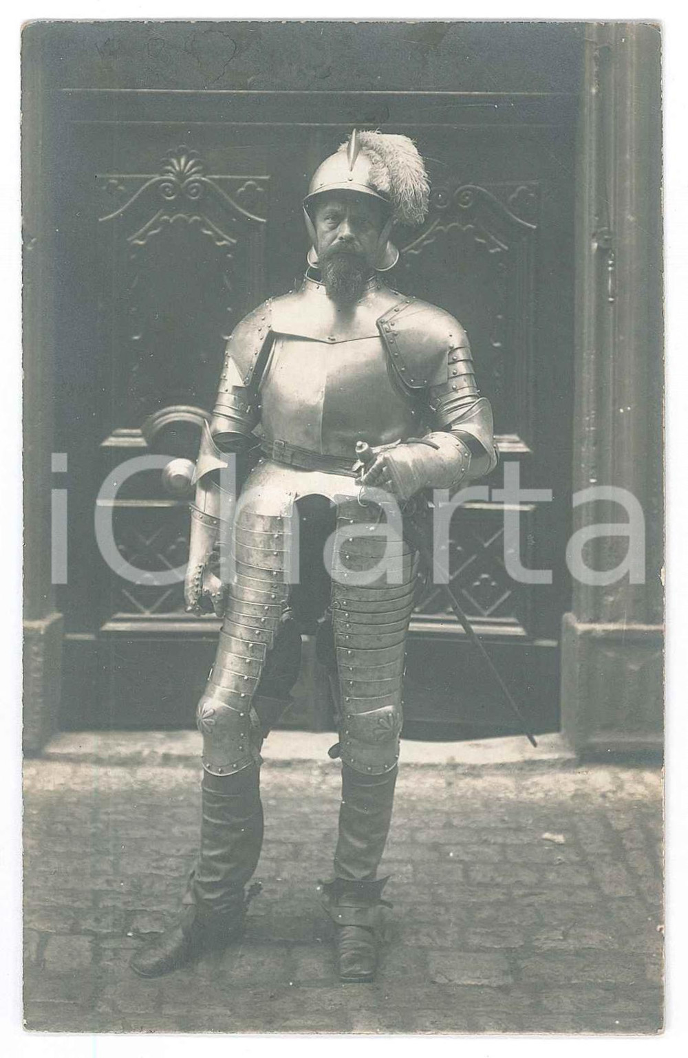 Fotografia d epoca originale 1932 AUFENAU D Uomo in armatura per un festival  Foto 9x14 cm 1