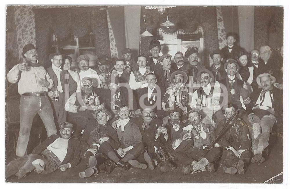 Fotografia d epoca originale 1912 BIBERACH GERMANIA  Teatro amatoriale  Brindisi di gruppo  Foto 14x9 cm 1